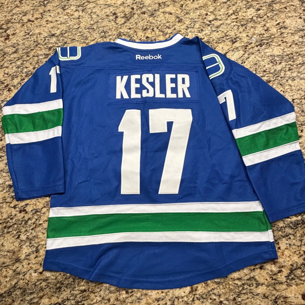 Reebok Vancouver Canucks Ryan Kesler 17 NHL Jersey Men S/M Blue Hockey Shirt ws